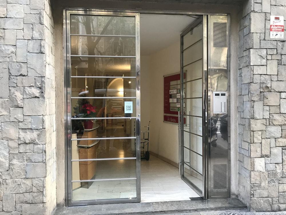 Fisa Rentals Aribau Barcelona Exterior photo